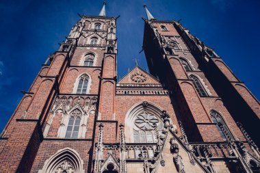 Avrupa 'daki eski gotik katedralin mimari ayrıntıları.