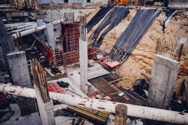 Otoparktaki sanayi şantiyesinin fotoğrafı..