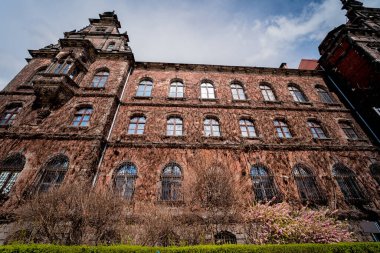 WROCLAW, POLAND - 15 Nisan 2023: Wroclaw 'daki Eski Şehir' in tarihi evleri ve caddelerinin dışı