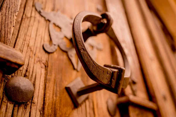 Een Houten Deur Met Prachtige Bronzen Handvat Klopper — Stockfoto