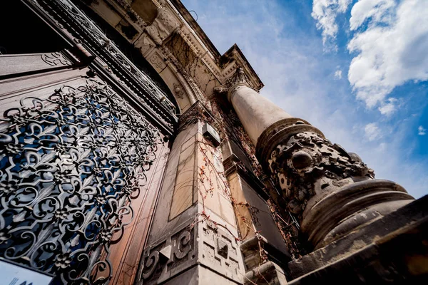 欧洲一座古老历史建筑的立面 有古老的门窗 — 图库照片
