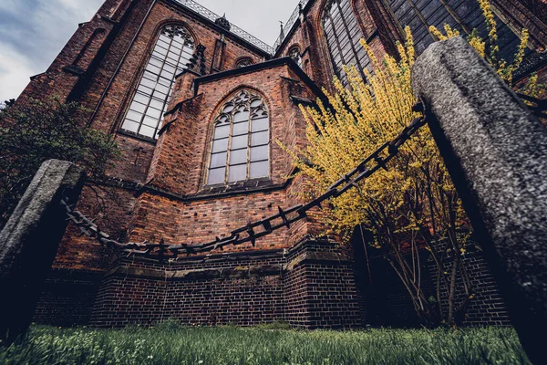 Avrupa 'daki eski gotik katedralin mimari ayrıntıları.