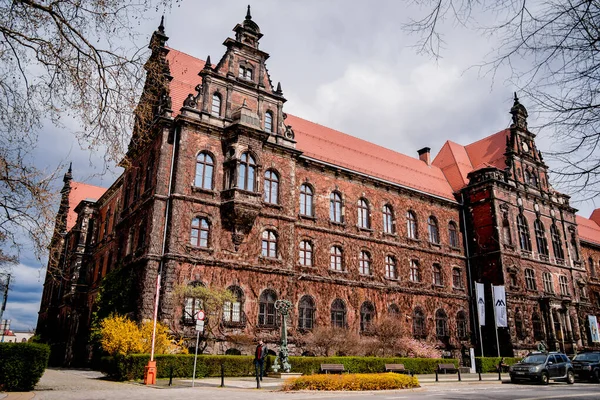 WROCLAW, POLAND - 15 Nisan 2023: Wroclaw 'daki Eski Şehir' in tarihi evleri ve caddelerinin dışı