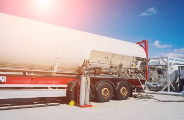 Sıvı nitrojen tankları ve endüstriyel gaz üretmek için ısı değiştirici bobinler..