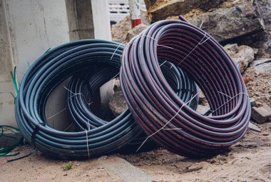 İnşaat alanında boruları ve kabloları olan büyük bir inşaat alanı.