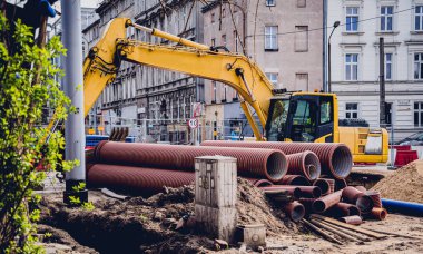 İnşaat alanında boruları ve kabloları olan büyük bir inşaat alanı.