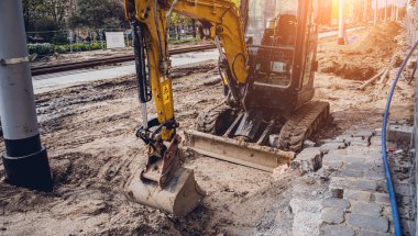 İnşaat alanında inşaat makineleri olan büyük bir şantiye.