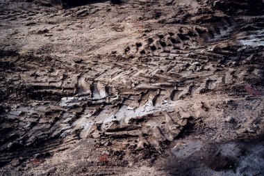 İnşaat alanındaki kazıcı lastik izleri..