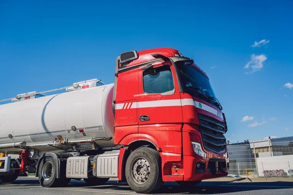 Witte Tankwagen Die Brandstof Vervoert Langs Weg Bij Blauwe Lucht — Stockfoto