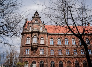 WROCLAW, POLAND - 15 Nisan 2023: Wroclaw 'daki Eski Şehir' in tarihi evleri ve caddelerinin dışı