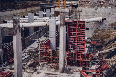 Otoparktaki sanayi şantiyesinin fotoğrafı..