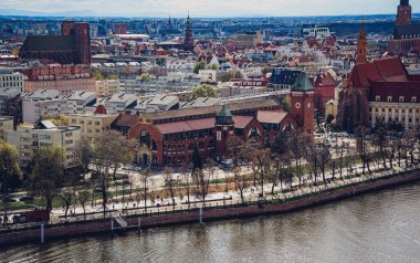 WROCLAW, POLAND - 15 Nisan 2023: Eski Wroclaw kasabasının tarihi evleri ve caddelerinin güzel manzarası