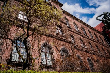 Klasik pencere ve kapıları olan eski bir Avrupa tarihi binasının cephesi.