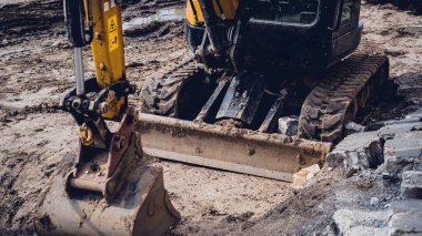 İnşaat alanında inşaat makineleri olan büyük bir şantiye.