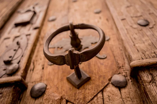 Ușă Din Lemn Frumos Ciocănitor Mâner Din Bronz — Fotografie, imagine de stoc