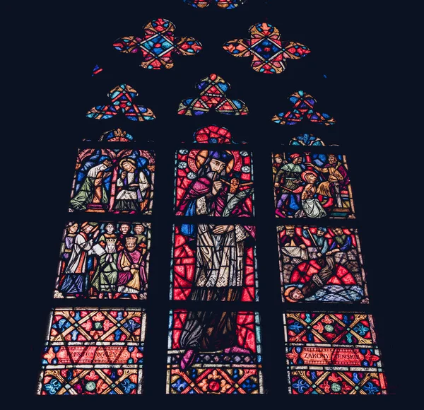 暗い背景の教会で着色ステンドグラスの窓 — ストック写真