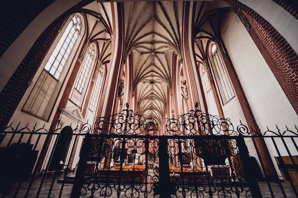 Interiér Hlavní Lodi Starého Evropského Katolického Kostela — Stock fotografie