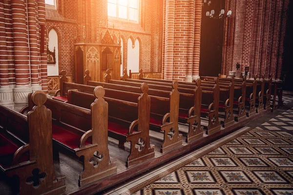 Rzędy Ławek Kościelnych Starym Europejskim Kościele Katolickim — Zdjęcie stockowe