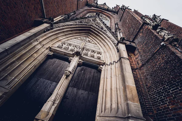 Avrupa 'daki eski gotik katedralin mimari ayrıntıları.