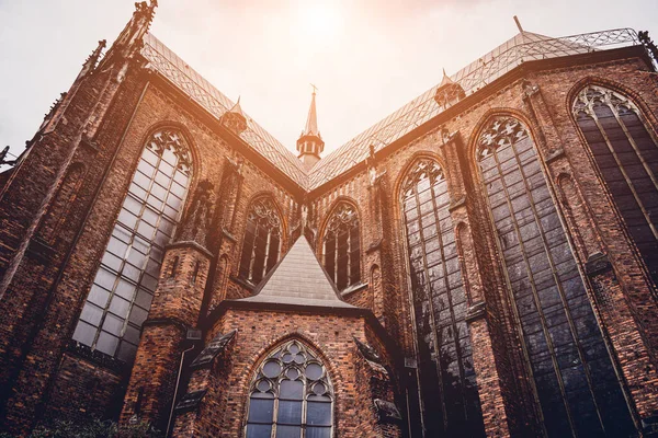 Avrupa 'daki eski gotik katedralin mimari ayrıntıları.