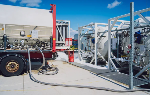 工業用ガス製造用液体窒素タンク及び熱交換器コイル — ストック写真