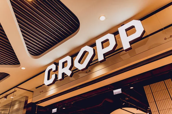 Dikkatli ol. POLAND - 21 Mayıs 2023: Alışveriş merkezinin vitrininde Cropp marka mağaza logosu.