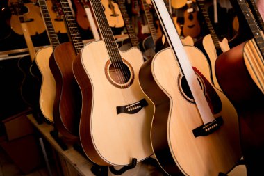 Müzik dükkanında bir sürü klasik gitar var..