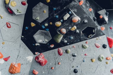 Renkli tutacakları ve ipleri olan yapay tırmanma duvarı.