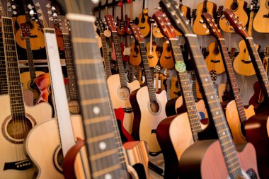 Müzik dükkanında bir sürü klasik gitar var..
