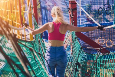 İp kampında spor yapan atletik genç bir kadın.