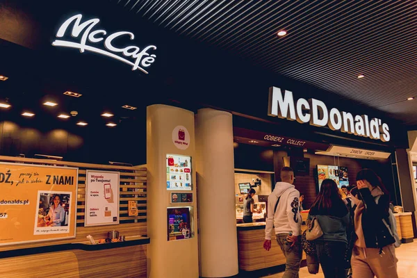 Dikkatli ol. POLAND - 21 Mayıs 2023: Alışveriş merkezinin vitrininde McDonalds marka mağaza logosu.