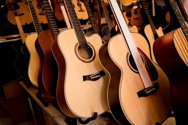 Müzik Dükkanında Bir Sürü Klasik Gitar Var — Stok fotoğraf