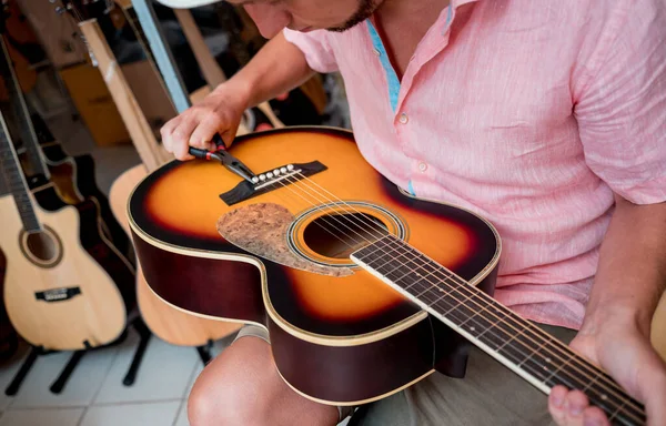 가게에서 클래식 기타를 연주하는 음악가 — 스톡 사진