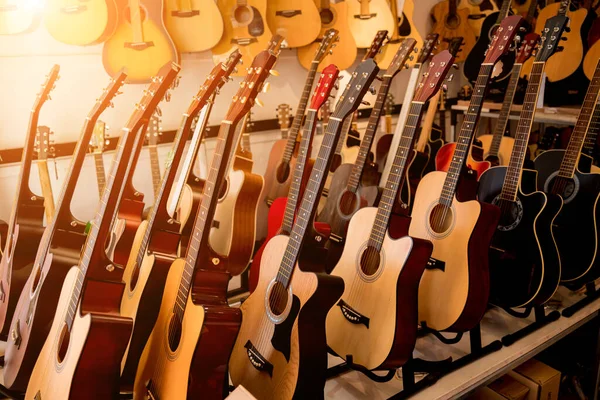 Wiele Rzędów Gitar Klasycznych Sklepie Muzycznym — Zdjęcie stockowe