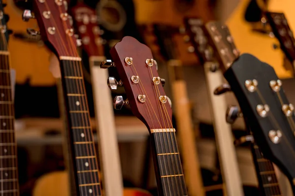 Багато Рядків Класичних Гітар Музичному Магазині — стокове фото