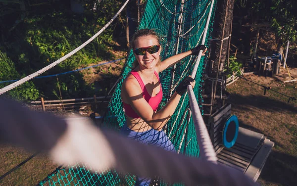 Mujer Joven Atlética Haciendo Ejercicio Campamento Entrenamiento Cuerda — Foto de Stock