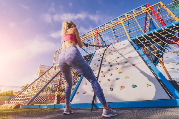 Atletická Mladá Žena Cvičit Lezení Umělé Skály Výcvikovém Táboře — Stock fotografie