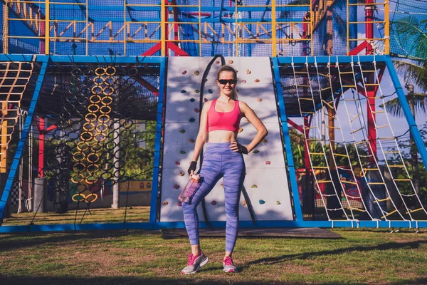 Atletická Mladá Žena Cvičit Lezení Umělé Skály Výcvikovém Táboře — Stock fotografie
