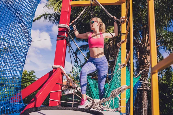 Mujer Joven Atlética Haciendo Ejercicio Campamento Entrenamiento Cuerda —  Fotos de Stock