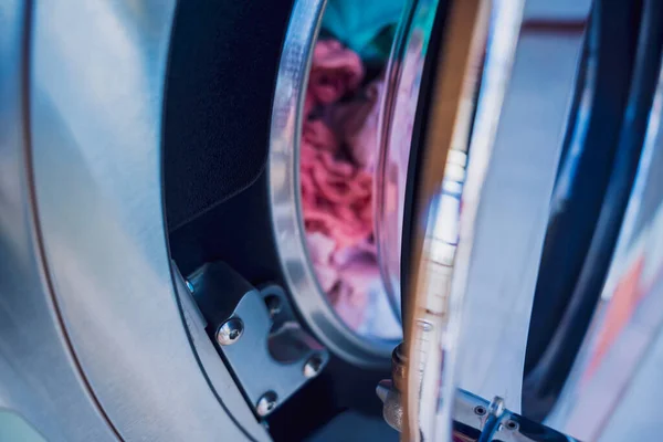 Büyük Çamaşırhanedeki Sanayi Çamaşır Makinelerinin Sıraları — Stok fotoğraf
