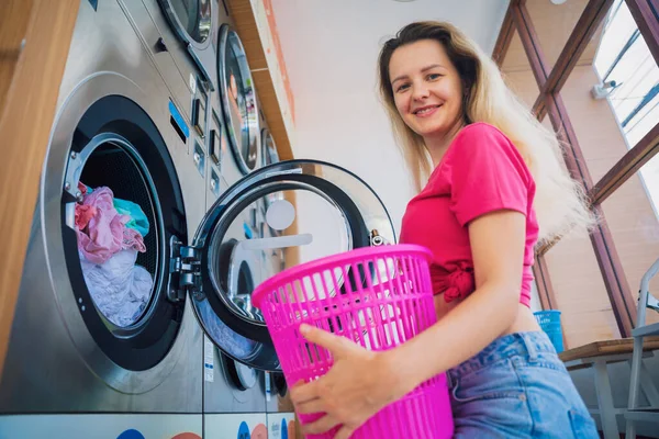 Jonge Mooie Vrouw Wast Droogt Kleren Wasserij — Stockfoto