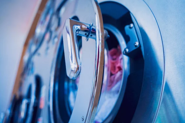 大型洗衣店的一排排工业洗衣机 — 图库照片