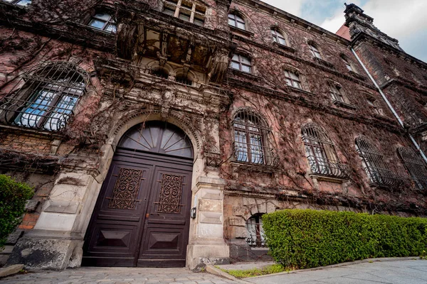 Πρόσοψη Παλαιού Ευρωπαϊκού Ιστορικού Κτιρίου Vintage Παράθυρα Και Πόρτες — Φωτογραφία Αρχείου