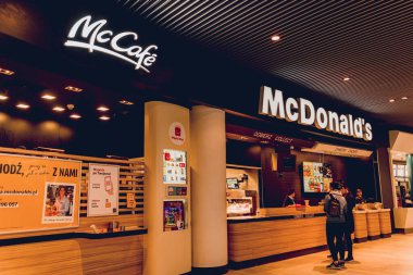 Dikkatli ol. POLAND - 21 Mayıs 2023: Alışveriş merkezinin vitrininde McDonalds marka mağaza logosu.