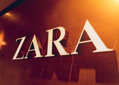 Dikkatli ol. POLAND - 21 Mayıs 2023: Alışveriş merkezinin vitrininde Zara marka mağaza logosu.