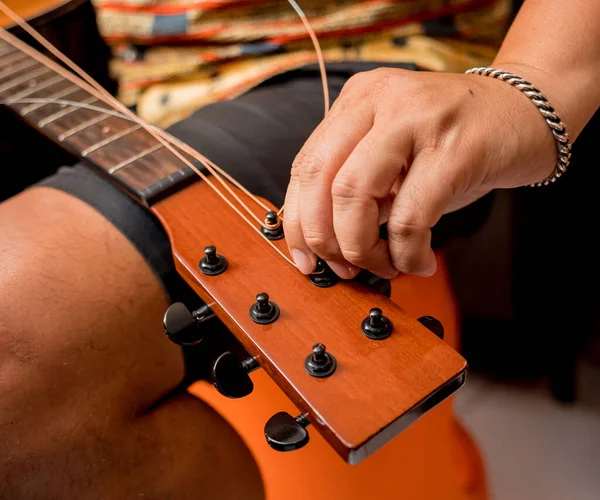 Jeune Musicien Changeant Cordes Sur Une Guitare Classique Dans Magasin — Photo