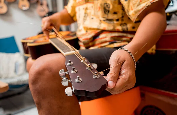 가게에서 클래식 기타를 연주하는 음악가 — 스톡 사진