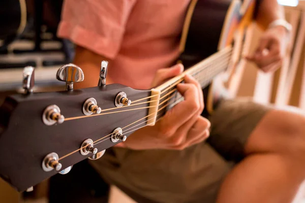 Mladý Hudebník Testuje Klasickou Kytaru Kytaře — Stock fotografie