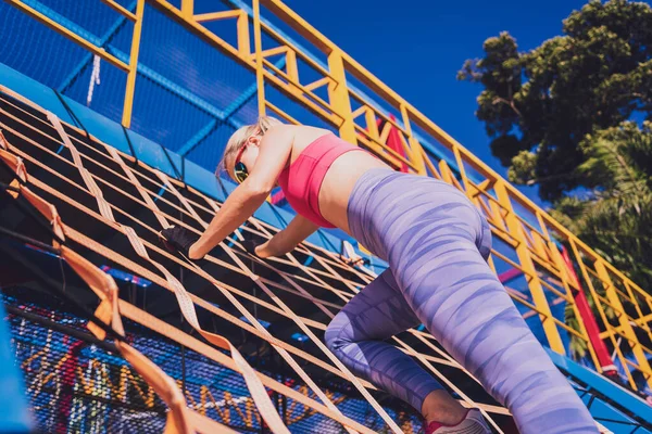Mujer Joven Atlética Haciendo Ejercicio Escalando Campamento Entrenamiento —  Fotos de Stock