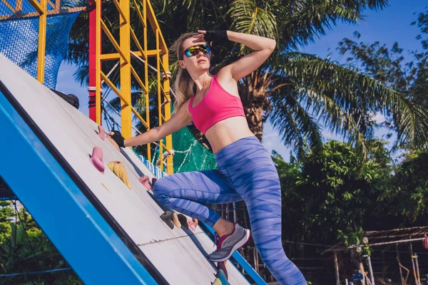 Spor Yapan Genç Bir Kadın Eğitim Kampındaki Yapay Kayalara Tırmanıyor — Stok fotoğraf